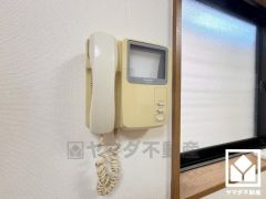 シンプルで使いやすいインターホン付き。