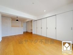 広々17.9帖のLDKが魅力。家族全員がリラックスできる、ゆったりとした快適リビングで温かい団らんの時間を。