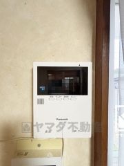 突然の来訪時でも安心なモニター付きインターホンを完備。お留守番中のお子様でも簡単に来訪者の確認ができます。