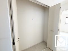 2階ホールにも収納スペースがあり、住空間を広々お使いいただけます。