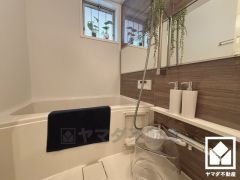 1日の疲れを癒す浴室でゆったりリフレッシュ。小窓が付いているので明るく、こもりがちな湿気もすぐ取り除くことができます。鏡が横長なので、お子様でも見やすく便利です。