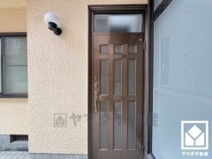 シンプルで洗練された玄関デザイン。帰るたびにホッとできる、心地よい住まいの入り口。