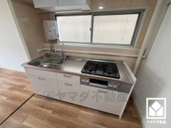 キッチンは空間を有効活用できる壁付けタイプ。窓がございますので、昼間は手元が明るく、お料理がはかどります。