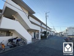 白を基調とした清潔感のある外観。帰るたびに安心感を感じられる佇まい。