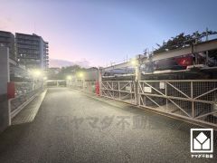 敷地内に駐車場を完備（月額12000円～13000円）。機械式立体駐車場のため車種に制限がございます。空き状況は弊社スタッフまでお気軽にお問い合わせください。