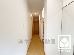 シンプルで洗練された玄関スペース。帰るたびにホッとできる、心地よい住まいの入り口。