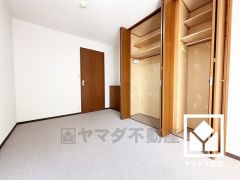 約6帖の洋室です。全居室に収納がございますので、お部屋の広さを最大限に活用できます。