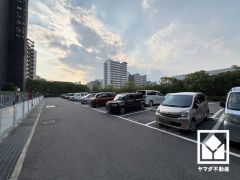 敷地内に駐車場を完備。重い荷物や雨の日の移動もスムーズで、快適なカーライフを実現。空き状況はお問い合わせください。