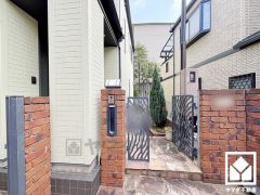 ガーデニングや家庭菜園などを楽しむ事ができるお庭付き。