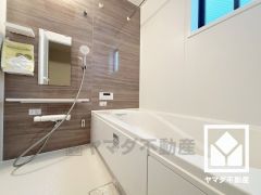 1日の疲れを癒す浴室でゆったりリフレッシュ。ナチュラルな木目調のアクセントパネルは落ち着いた雰囲気を演出してくれます。