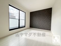 約7.5帖の洋室です。バルコニーにつながるお部屋で、通風・陽当たり良好。