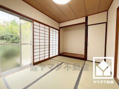 陽光がたっぷり差し込む洗練された和室。温かみのある畳のスッキリとしたデザインが、暮らしを心地よく彩ります。