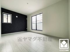 約8.1帖の洋室です。アクセントクロスを取り入れたデザイン性の高い洋室で、リラックスしたひとときを過ごせます。