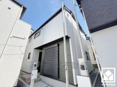 落ち着いた色合いと直線的な美しさが調和したモダンな外観。帰るたびに安心感を感じられる佇まい。