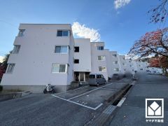 陽光に映える美しい外観。街並みに馴染みながらも、ひときわ目を引く存在感。