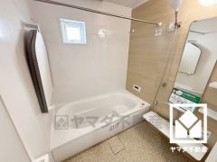 1日の疲れを癒す浴室でゆったりリフレッシュ。ナチュラルな木目調のアクセントパネルは落ち着いた雰囲気を演出してくれます。