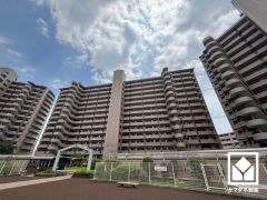 「ファミリーマート西宮今津港町」まで徒歩4分、「ダイソー今津久寿川店」まで徒歩6分、「業務スーパー今津店」まで徒歩9分など、お買い物施設が徒歩圏内に複数あり便利な住環境です。