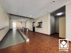 心地よい空間が広がる、清潔で美しいロビー。スロープがございます。