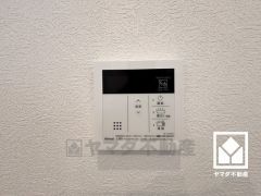 湯はりスイッチを押し、給湯栓を開けてお湯はりをすると、設定した湯量でお湯が自動的に止まるオートストップ機能付き。（給湯栓は開いたままなので、必ず閉めてください）