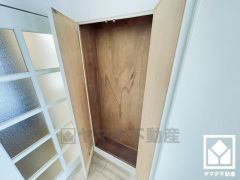 キッチン横や廊下にも収納があり、住空間を広々お使いいただけます。奥行きがあるので、収納力も申し分ありません。