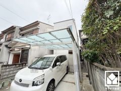 ハイルーフ車可能なカーポート付きの駐車スペースを1台分完備。重い荷物や雨の日の移動もスムーズで、快適なカーライフを実現。