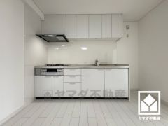 キッチンは空間を有効活用できる壁付けタイプ。毎日の料理がもっとスムーズになる、便利な3口コンロ付き。