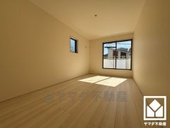 約8帖の2階洋室です。2面採光の大きな窓からは明るい光が降り注ぎます。柔らかな光が差し込むお部屋で、快適で落ち着いた生活をお送りいただけます。