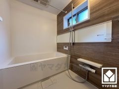 1日の疲れを癒す浴室でゆったりリフレッシュ。鏡が横長なので、お子様でも見やすく便利です。小窓が付いているので明るく、こもりがちな湿気もすぐ取り除くことができます。