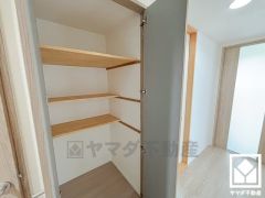 廊下にも大きな収納があり、住空間を広々お使いいただけます。