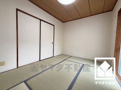 約6帖の2階和室です。畳の香りに包まれる、心落ち着く和の空間。忙しい日常の中で、ほっと一息つける癒しの住まい。