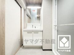 収納付きでスッキリお使い頂ける3面鏡の洗面台です。洗面ボウルが広めなので、忙しい朝でも身支度がしやすく時短になります。