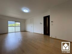 大きな窓があり、明るい陽射しが感じられるリビングです。自然光を取り込む、開放感あふれる暮らし。