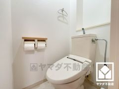 明るく清潔感溢れるトイレです。温水洗浄便座付きで、季節を問わずいつでも温かい便座をお使いいただけます。