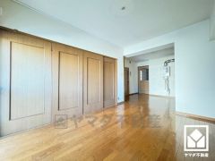 心地よい空間が広がるリビングで、家族みんなが快適に過ごせる時間を提供（現地間取りは、洋室とリビングが一体となっております）