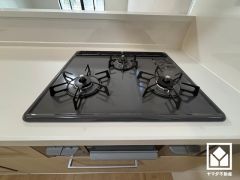家族のごはん作りがはかどる。同時調理ができる3口コンロ付き。