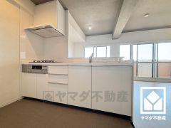 カウンターキッチンなので配膳や片付けがしやすく、お料理中でもお子様の様子が分かって安心です。毎日の料理がもっとスムーズになる、便利な3口コンロ付き。