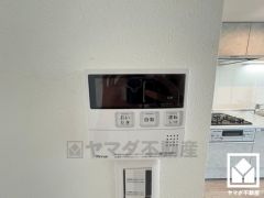 ボタン1つで自動でお湯張りができるオートバス機能付き。追い炊き機能もございますので、いつでも温かいお風呂に入ることができます。