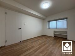 約6帖の下階洋室です。全居室に窓がございます。明るい陽光がたっぷり差し込む心地よい生活空間です。