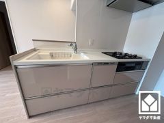 開放的なオープンキッチンなのでお料理中でもお子様の様子が分かって安心です。調理に手間がかかりがちな肉や魚を、短時間でサッと焼き上げることができるグリル付き。