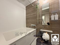 1日の疲れを癒す浴室でゆったりリフレッシュ。ナチュラルな木目調のアクセントパネルは落ち着いた雰囲気を演出してくれます。