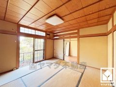 陽光がたっぷり差し込む洗練された和室。温かみのある畳のスッキリとしたデザインが、暮らしを心地よく彩ります。