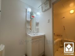 収納豊富でスッキリお使い頂ける洗面台です。洗面ボウルが広めなので、忙しい朝でも身支度がしやすく時短になります。