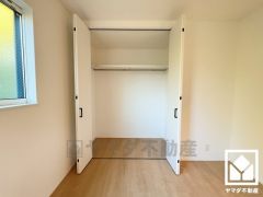 新たに家具を買わなくても良いので、ハンガーパイプ付きのクローゼットは嬉しいですね。