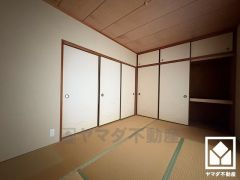 子どもの遊び場、お昼寝スペース、時には書斎にも。和室があると、暮らしの幅がぐんと広がる。リビングに隣接しており、開放感がある空間です。