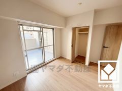 テラスにつながるお部屋で、通風・陽当たり良好。