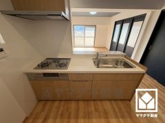 毎日の料理がもっとスムーズに。便利な3口コンロ付きキッチン。家事の負担を軽減でき、水道代の節約にもなる食器洗乾燥機もございます。