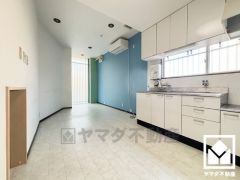 1階リビングです。自然光を取り込む、開放感あふれる暮らし。隅々まで光が降り注ぎ、明るく心地の良い空間。