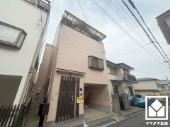 落ち着いた色合いと直線的な美しさが調和した外観。 家族との時間も、自分だけの時間も心地よく過ごせる、 そんな“暮らしの質”にこだわった一邸です。