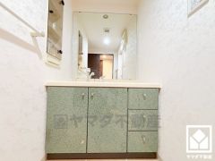 収納付きでスッキリお使い頂ける洗面台です。ワイドなカウンターで、忙しい朝でも身支度がしやすく時短になります。