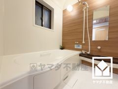 1日の疲れを癒す浴室でゆったりリフレッシュ。小窓が付いているので明るく、こもりがちな湿気もすぐ取り除くことができます。